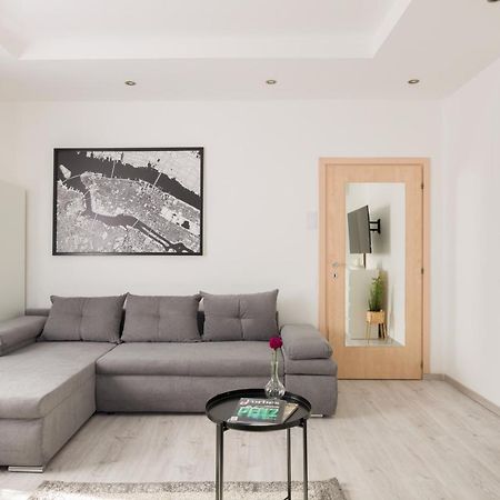 Stilusos Lakas Ingyenes Parkolassal Debrecen Ngoại thất bức ảnh