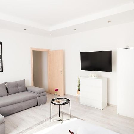 Stilusos Lakas Ingyenes Parkolassal Debrecen Ngoại thất bức ảnh